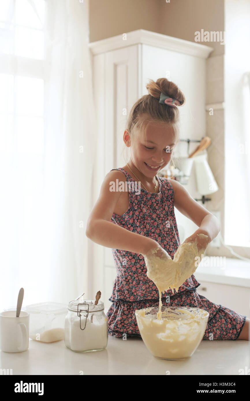 Kinder kochen Stockfoto