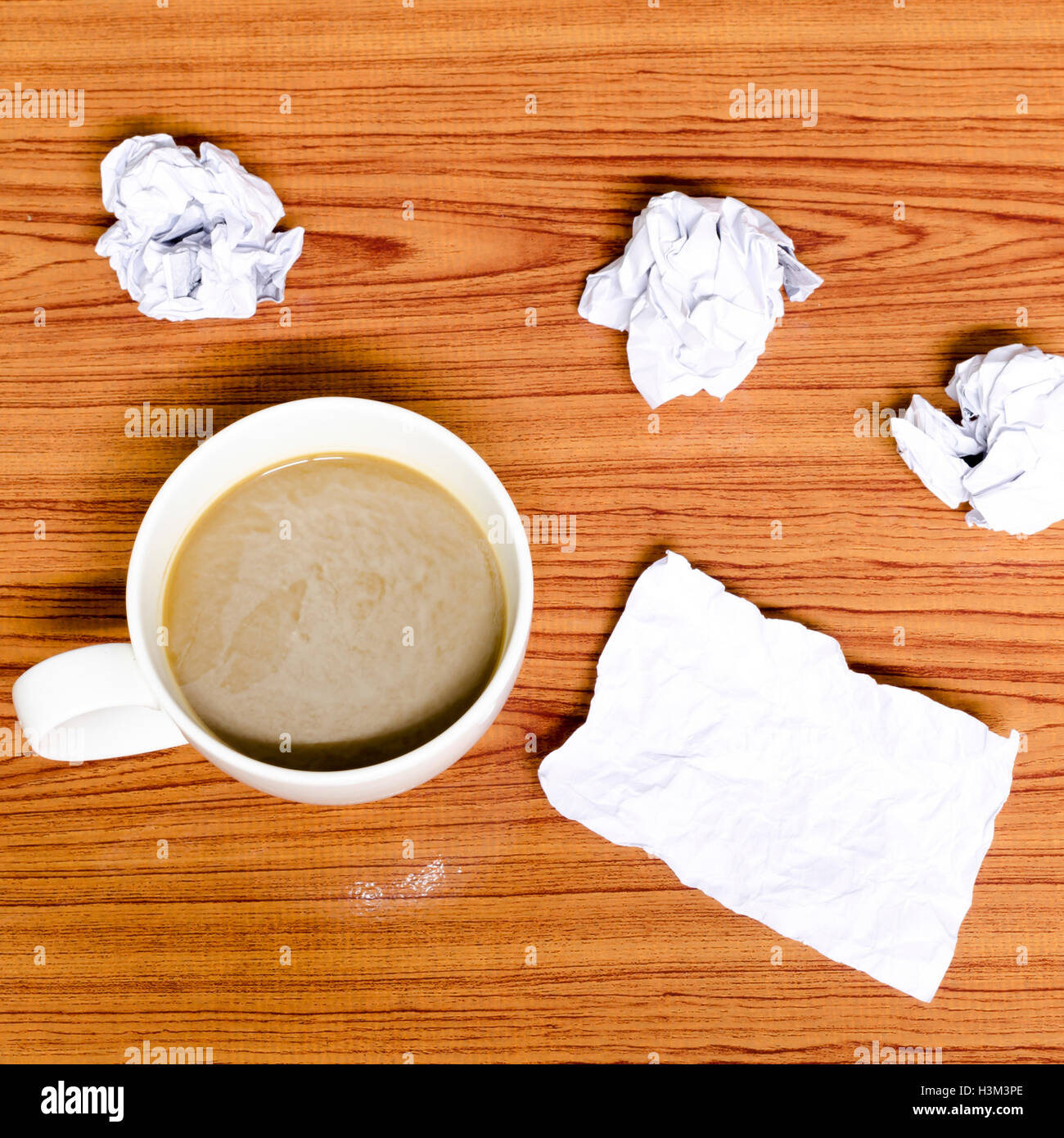 Kaffeetasse und zerknittert Stockfoto