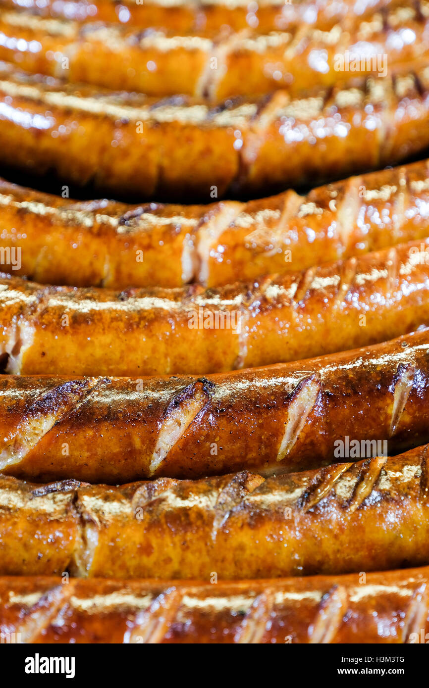 Nahaufnahme von Hot Dogs auf dem Grill Stockfoto