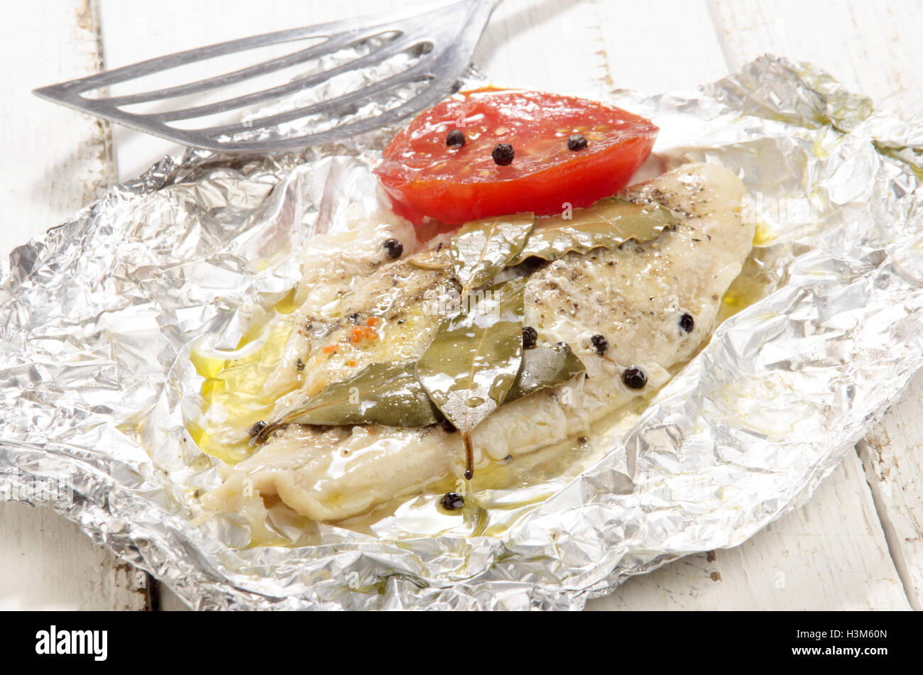 gebackener Pangasius in Alufolie Stockfoto