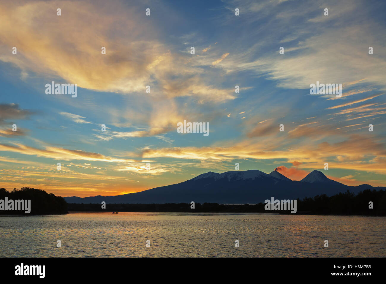 Schönen Sonnenaufgang über Vulkane Kluchevskaya Gruppe mit Reflexion des Flusses Kamtschatka. Stockfoto