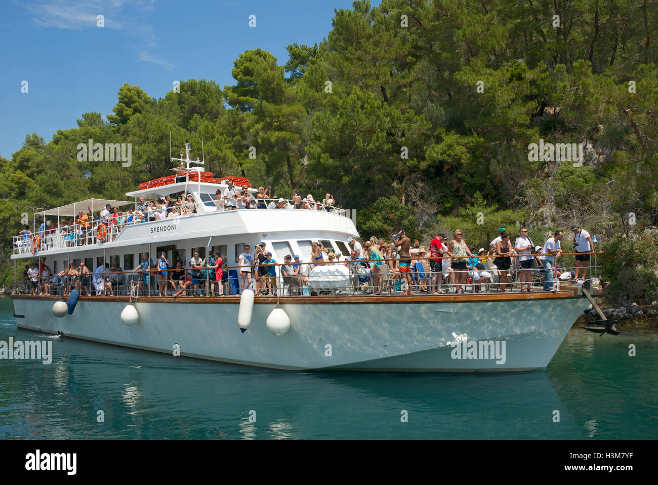 Spendoni einer überfüllten Touristenboot Gaios port Paxos Ionische Inseln Griechenland Stockfoto