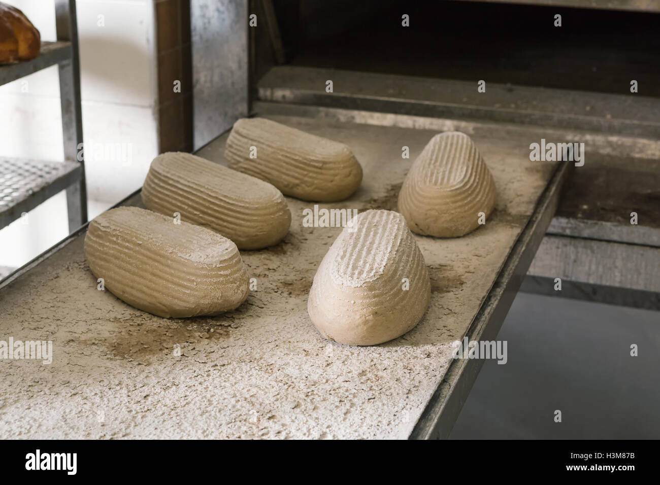 Rohe fermentierte Brote in den Ofen vorbereitet. Das Konzept der Bäckerei und Konditorei Geschäfte. Stockfoto