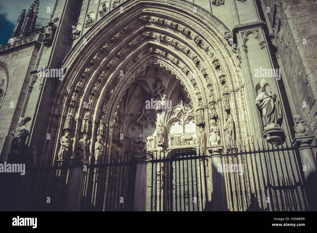 Tür der Kathedrale von Toledo, Kaiserstadt und Bogen. Spanien Stockfoto