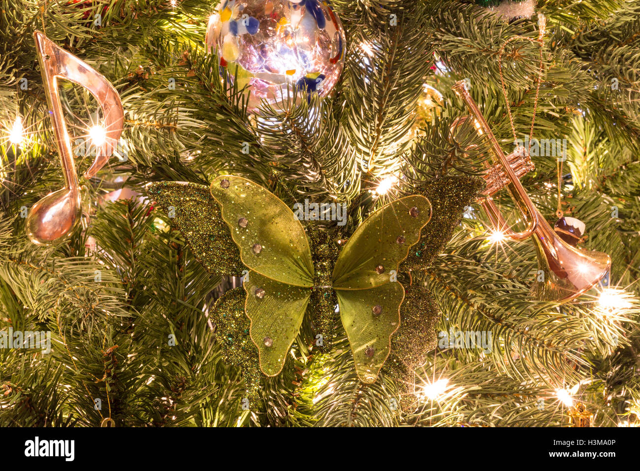 Musikalischen Weihnachtsschmuck Auf Einen Weihnachtsbaum Mit Weißen Lichtern  Beleuchtet Stockfotografie - Alamy