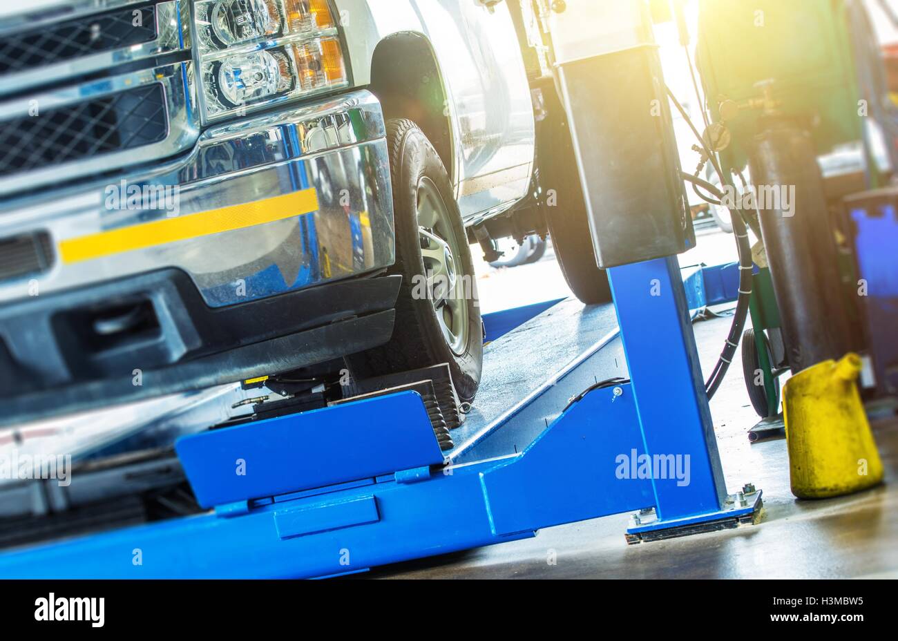 Auto-Rad Ausrichtung überprüfen. Großen Pickup-Truck auf der Achse Ausrüstung in die Auto-Service. Stockfoto