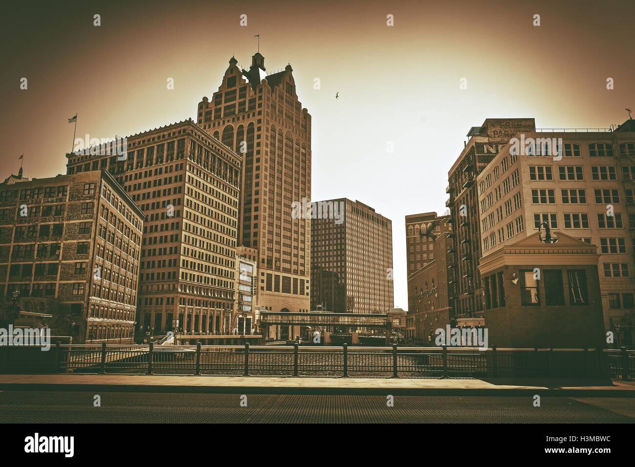 Stadt von Milwaukee Wisconsin, Vereinigte Staaten von Amerika. Sepia Color-Grading. Die Innenstadt von Milwaukee. Stockfoto