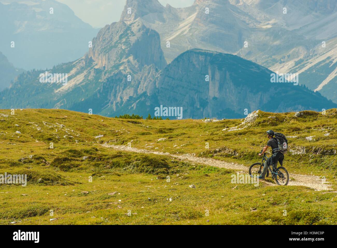 Mountain Bike Adventures. Männer auf dem Fahrrad auf dem Bergpfad. Italienischen Dolomiten. Stockfoto