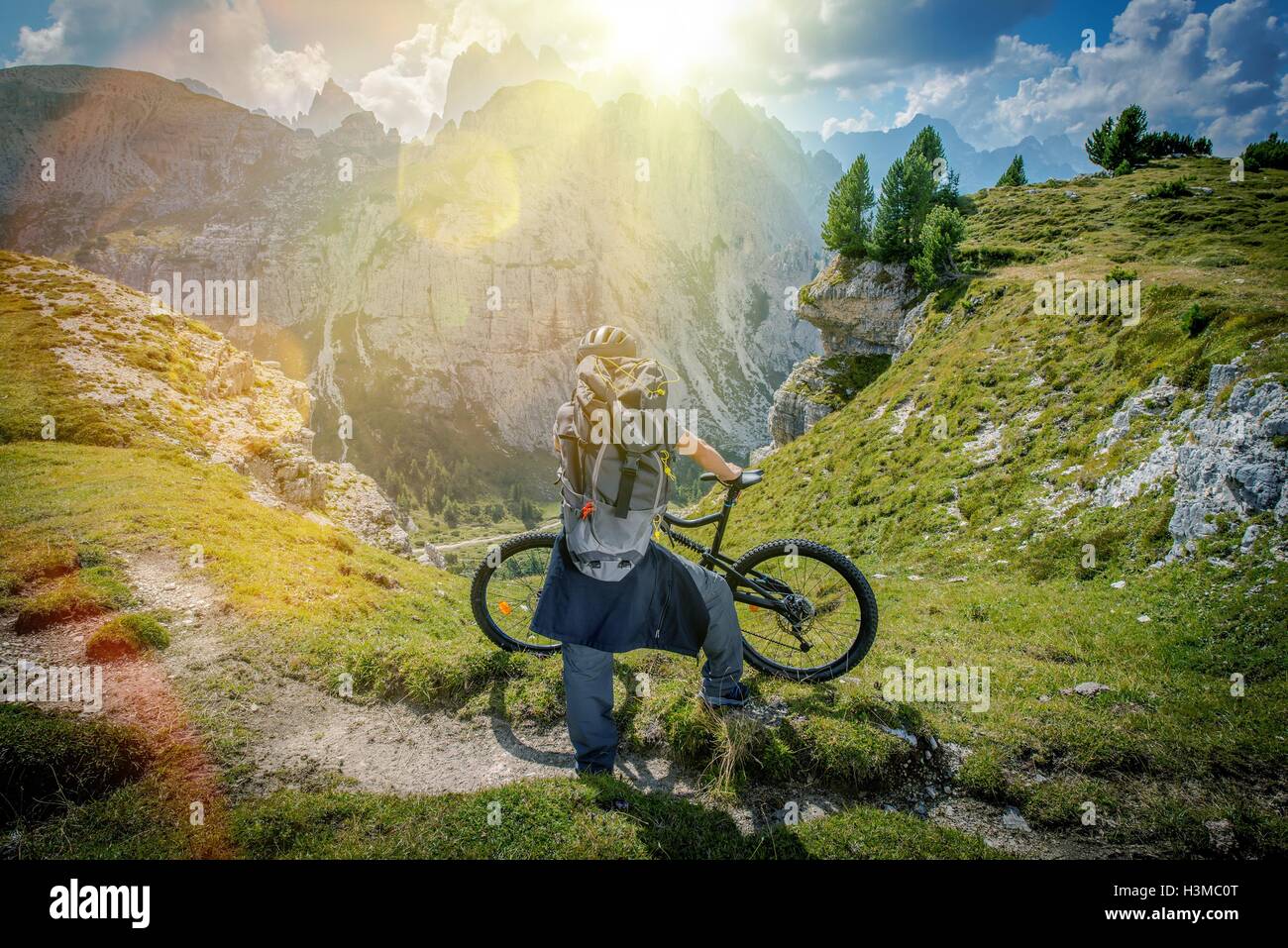 Bergweg Biken. Malerischen Ort in den Bergen. Kaukasische Biker Moment, um die Aussicht zu genießen. Italienischen Dolomiten. Stockfoto