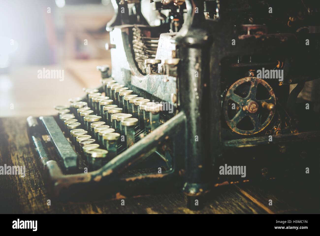 Rostig und staubigen Vintage Schreibmaschine auf Tabelle. Retro-Schreibmaschine. Stockfoto