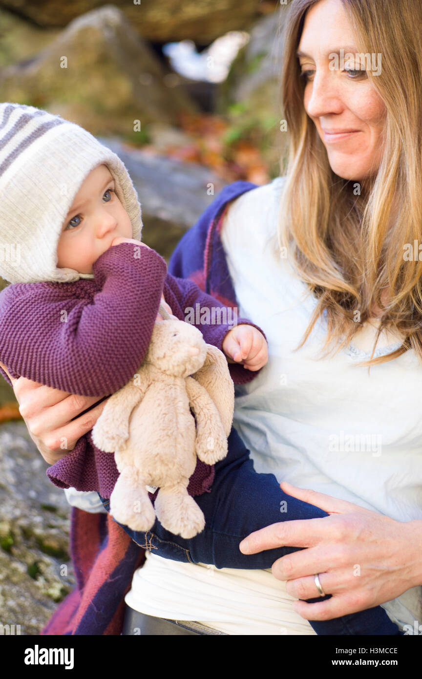 Mutter mit Babymädchen lächelnd Stockfoto