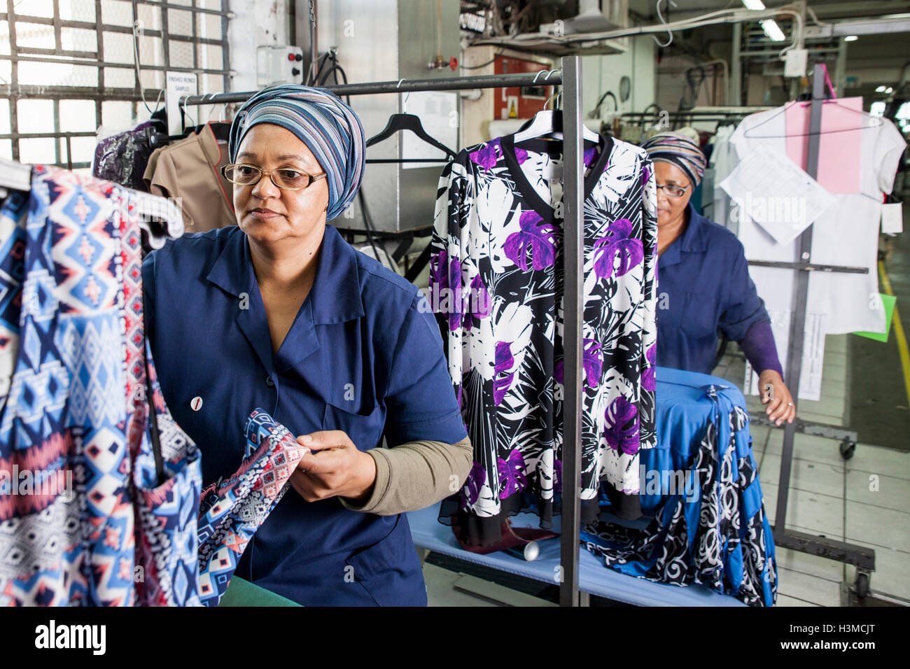 Arbeitnehmer, die Prüfung Kleid in Textilfabrik Stockfoto