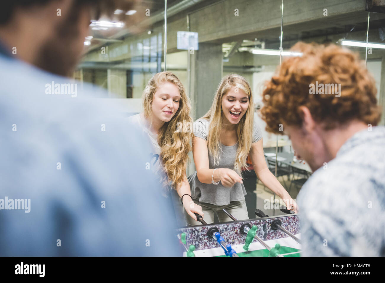 Mitarbeitern spielen Tischfußball in der Pause Stockfoto