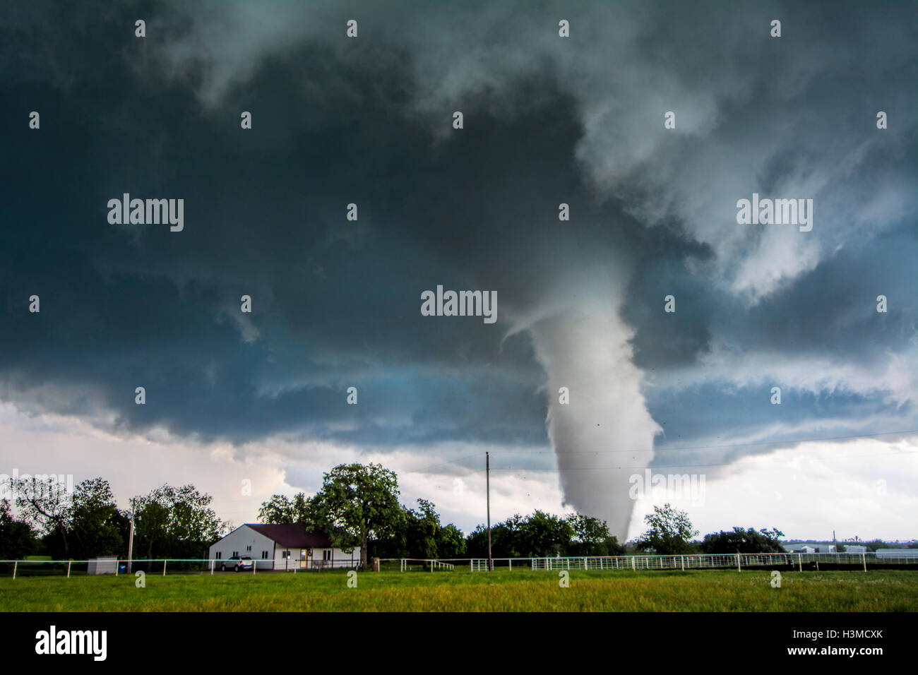 Ein Tornado bewertet mit Winde 166 bis 175 Meilen pro Stunde - auffallend einer Nachbarschaft in Katie, Oklahoma EF4- Stockfoto
