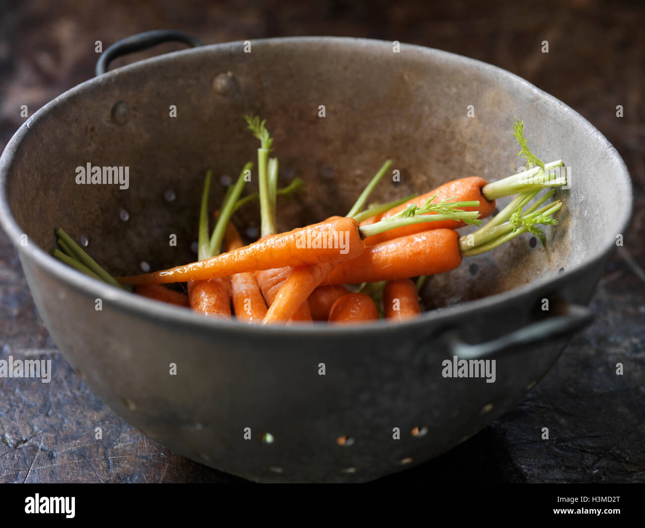 Frisches Bio-Gemüse, Babykarotten in Metall Sieb Stockfoto