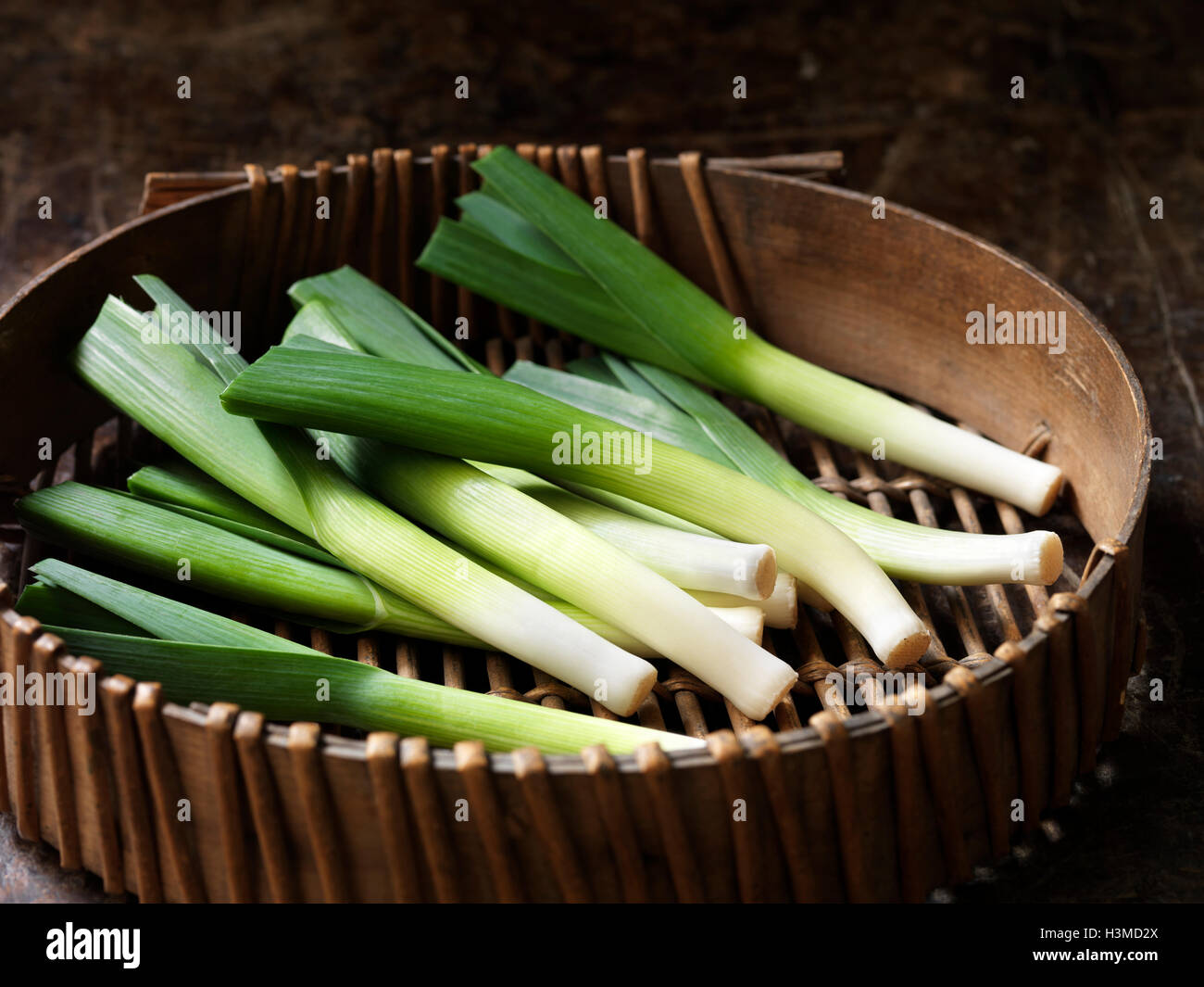 Frisches Bio-Gemüse, Baby Lauch in hölzernen Dampfer Stockfoto