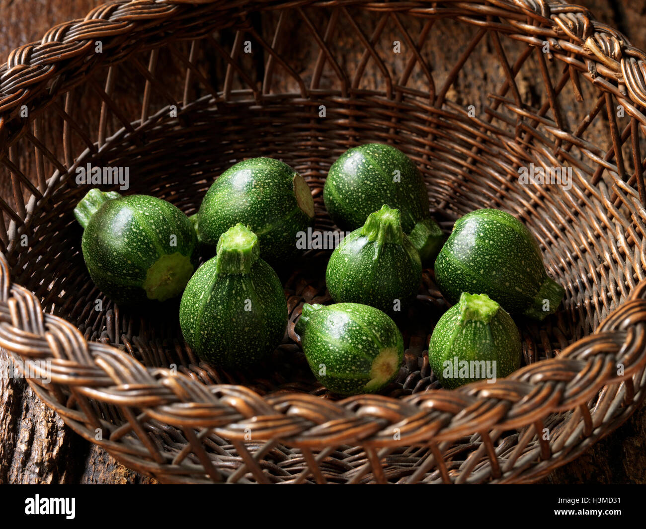 Frisches Bio-Gemüse, Baby Runde Zucchini Stockfoto