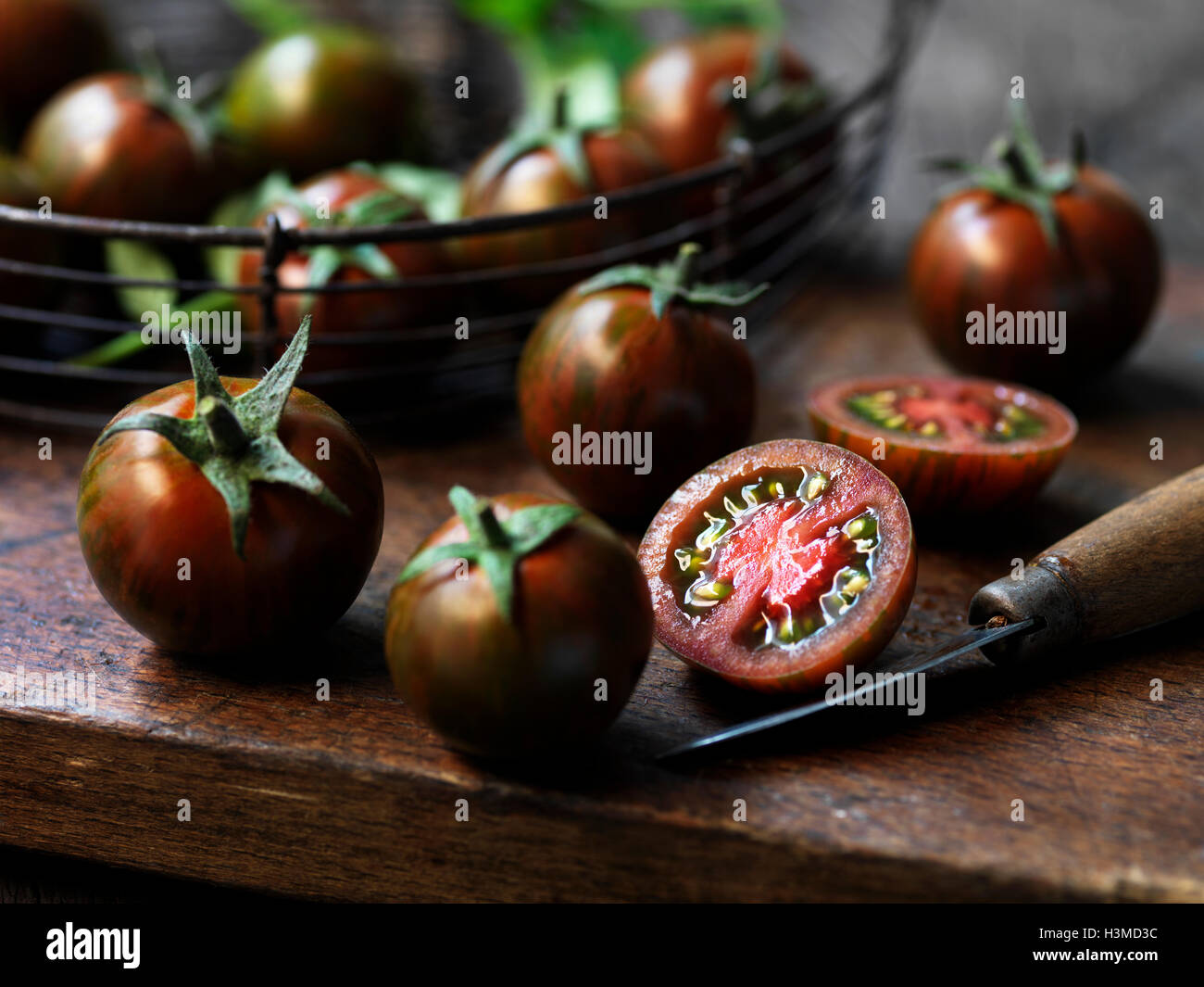 Frisches Bio-Obst, grüne Tiger Tomaten Stockfoto