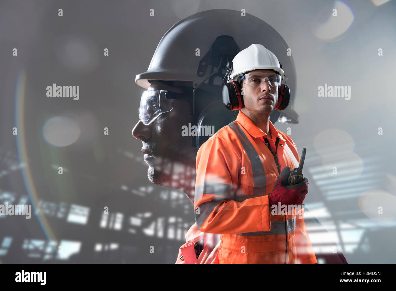Zusammengesetztes Bild der Bauarbeiter mit voller Gesundheit und Sicherheit tragen Stockfoto