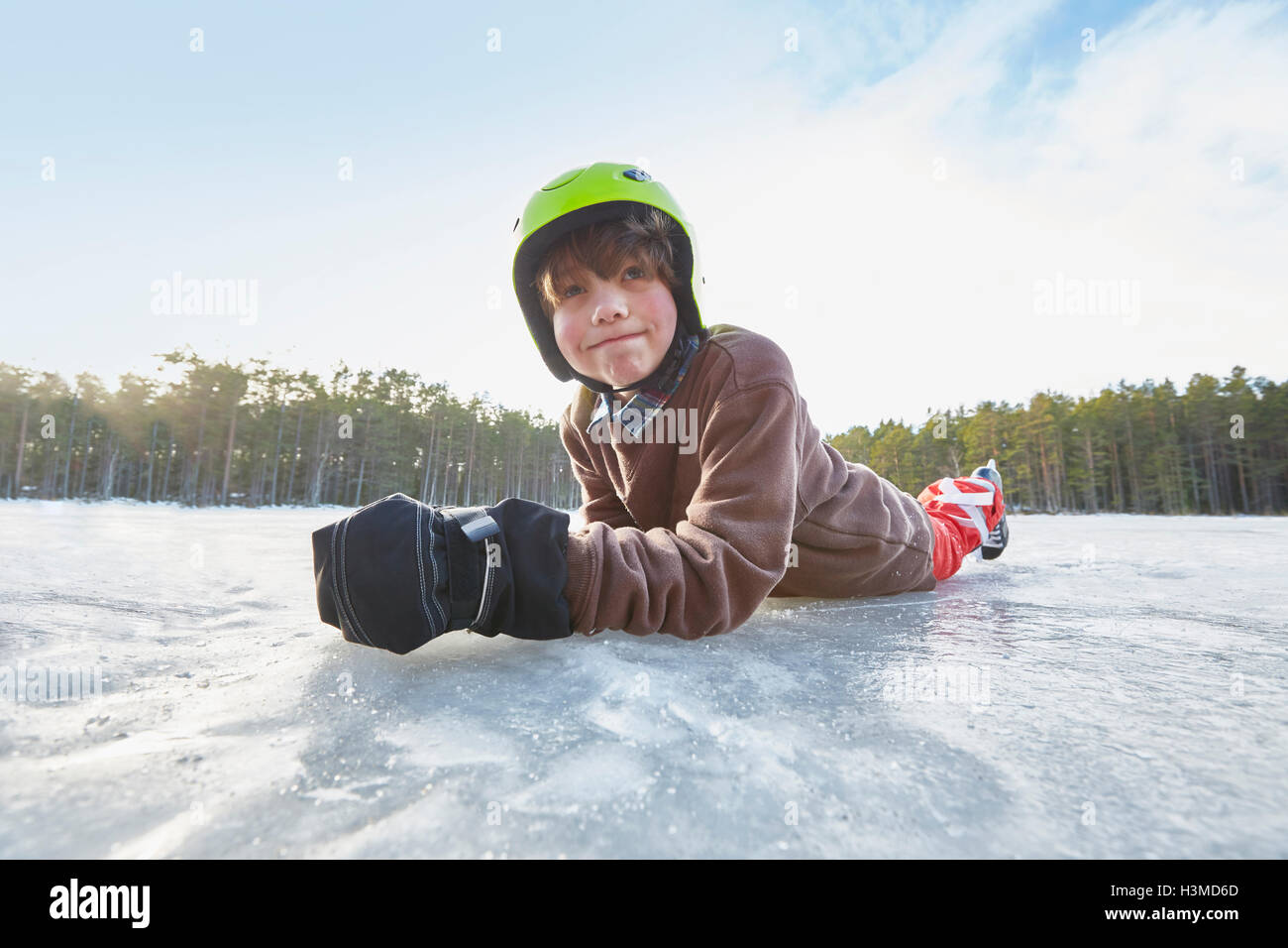 Porträt eines jungen liegen auf seiner Vorderseite auf zugefrorenen See, Hotels, Schweden Stockfoto