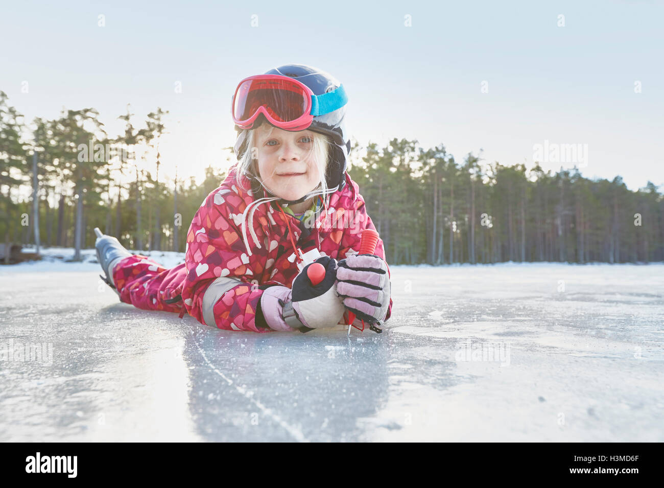 Porträt eines Mädchens liegen auf den Bauch auf zugefrorenen See, Hotels, Schweden Stockfoto