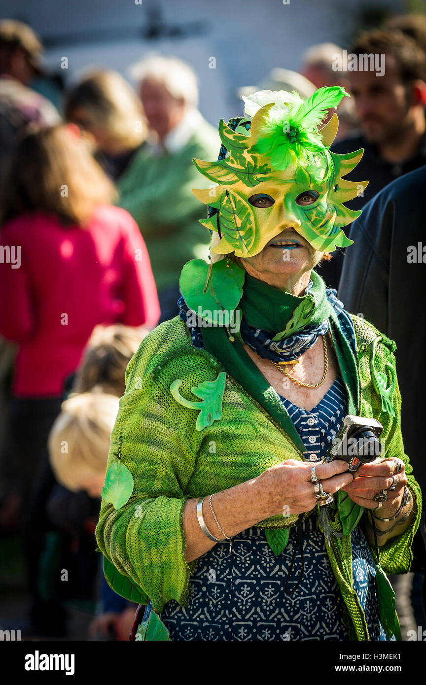 Eine maskierte Frau die Penryn-Festival in Cornwall Stockfoto