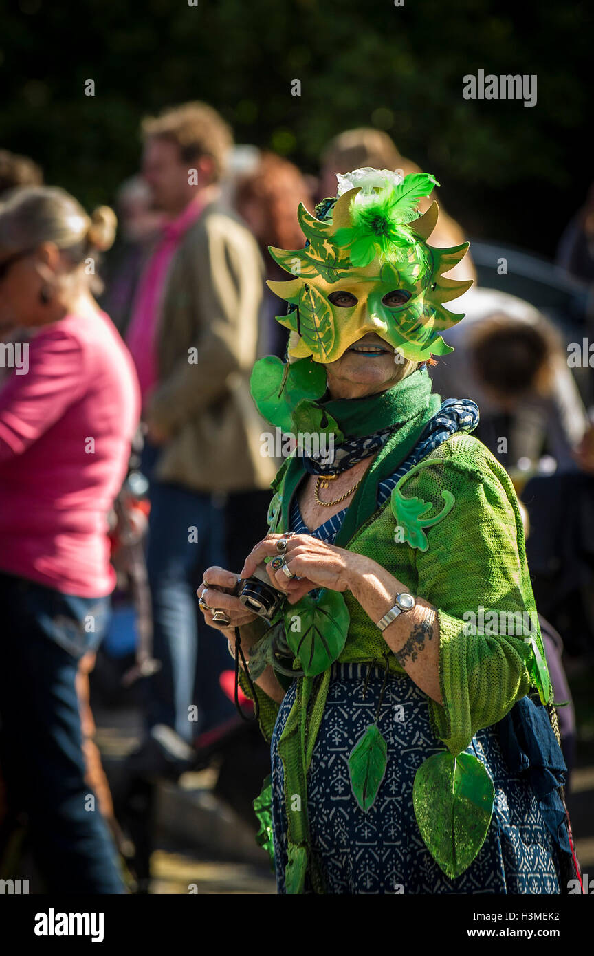 Eine Frau trägt eine Maske während der penryn Festival in Cornwall. Stockfoto