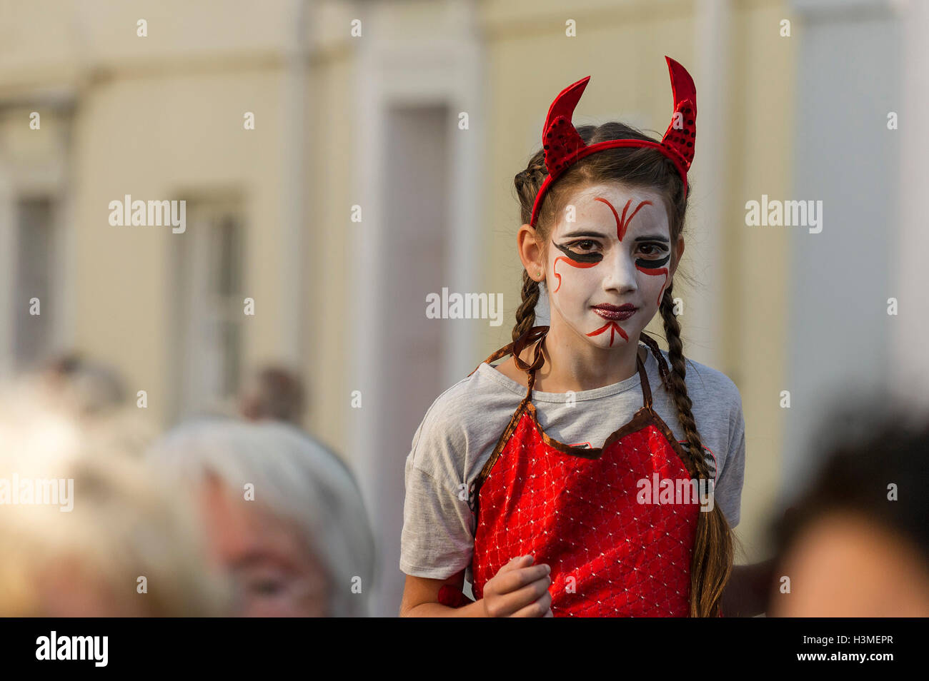 Ein junges Mädchen, gekleidet wie ein Imp der Penryn-Festival in Cornwall Stockfoto