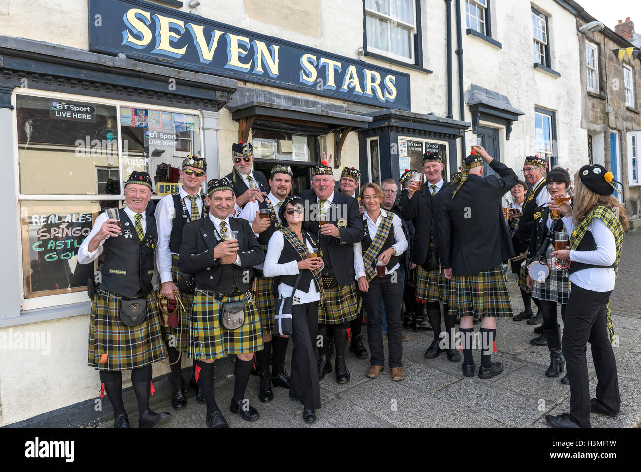 Mitglieder der Marine Band Falmouth nehmen eine willkommene Pause für Erfrischung während der Penryn-Festival in Cornwall Stockfoto