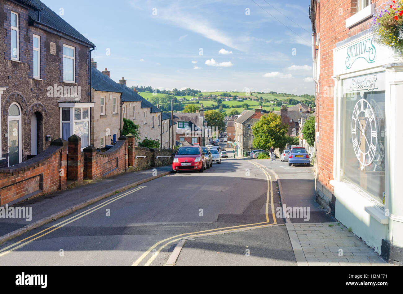 King Street und hohen Bürgersteig in Belper, Derbyshire anzeigen Stockfoto