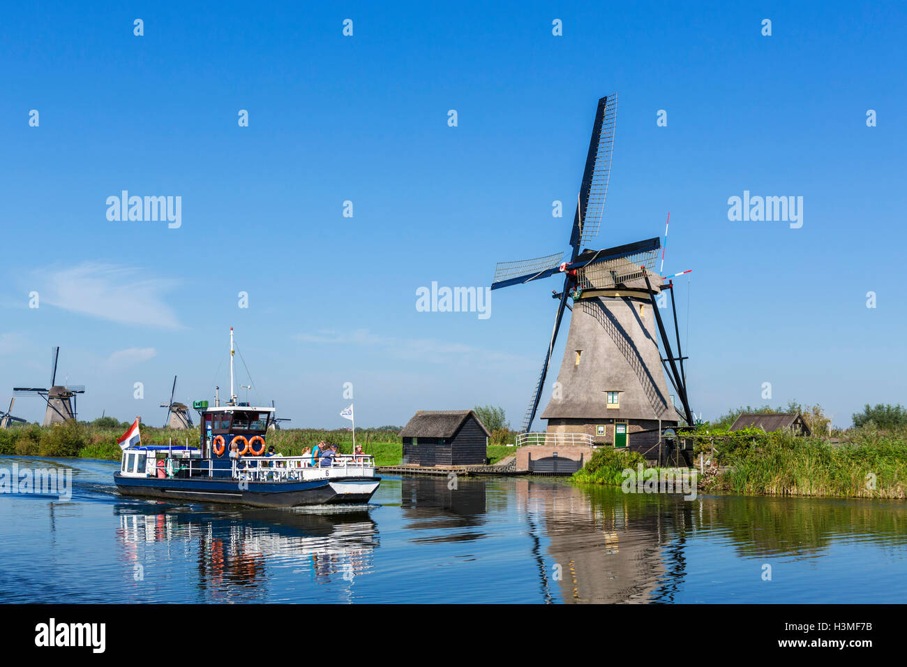 Holländische Windmühle. Tour Boot und historischen Windmühlen von Kinderdijk, Molenwaard, in der Nähe von Rotterdam, Niederlande. Stockfoto