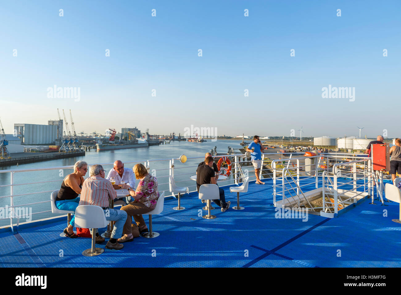 Passagiere auf der Sonnenterrasse Bar an Bord der Fähre P & O Rotterdam-Hull in Europort Rotterdam, Niederlande Stockfoto