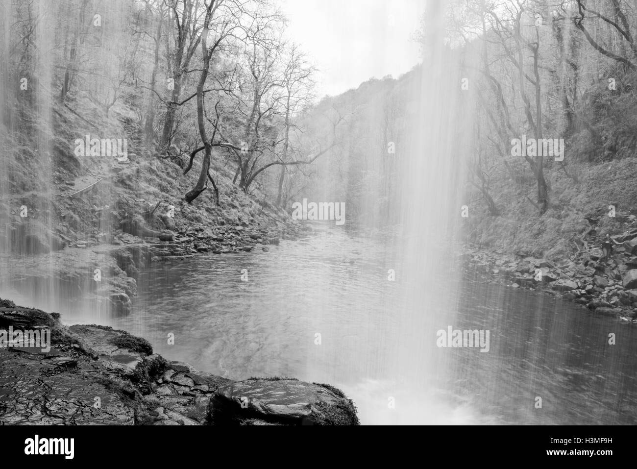 Hinter dem Wasserfall Stockfoto