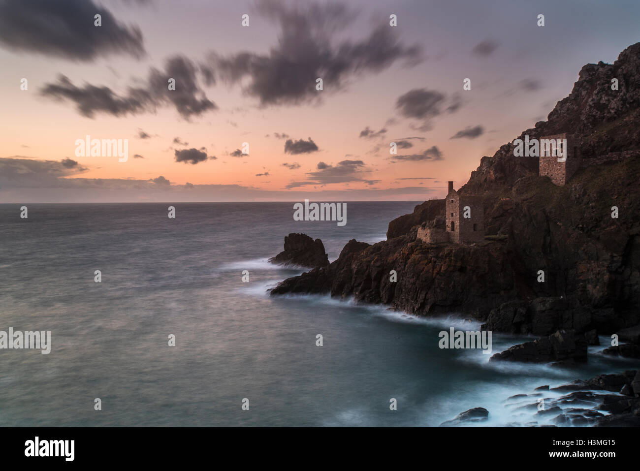 Ein Nebel zwischen den Felsen am Botallack, Cornwall. Stockfoto