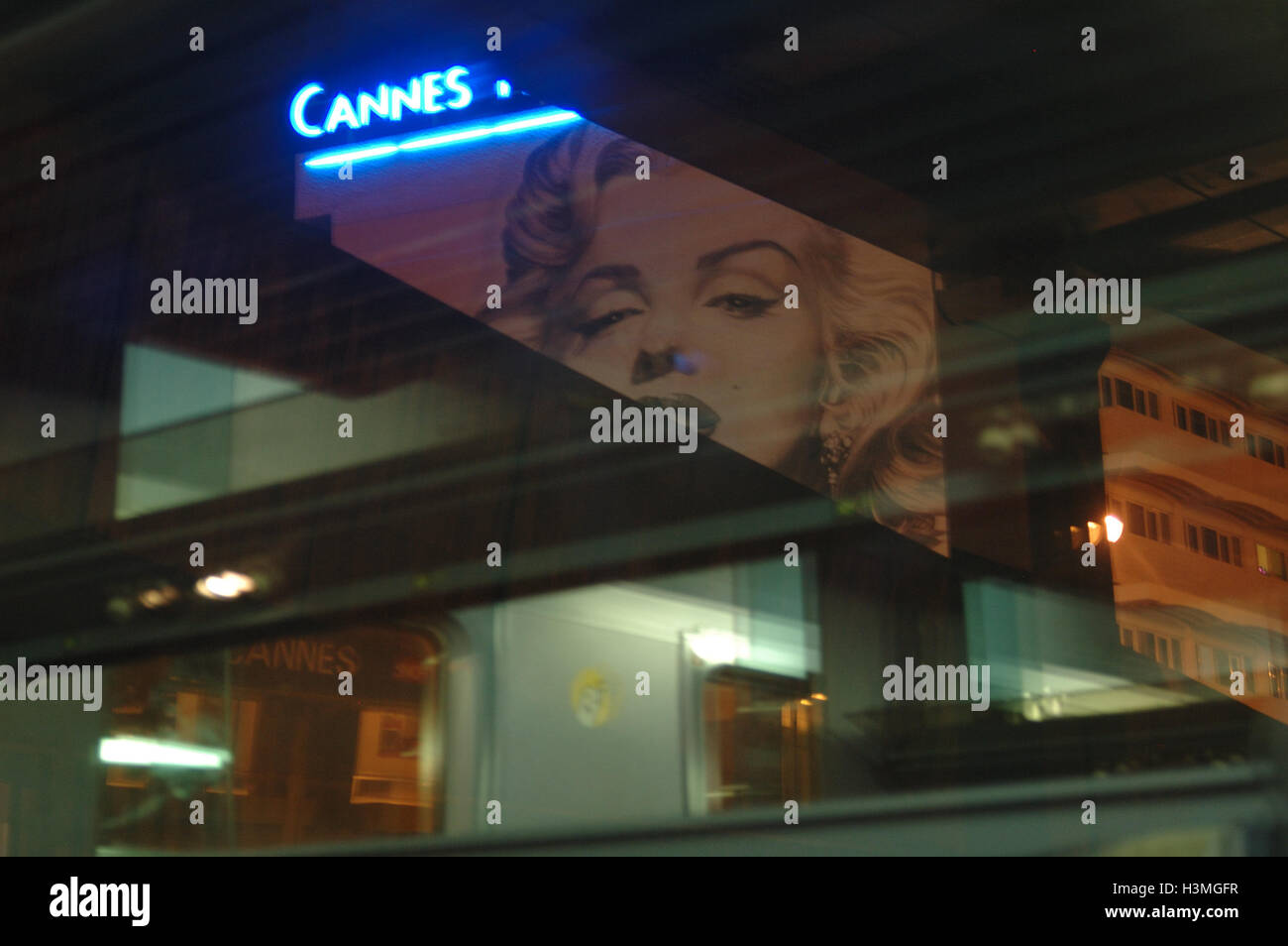 Ein Poster von Marylin Monroe auf einem Palast in Cannes. Stockfoto
