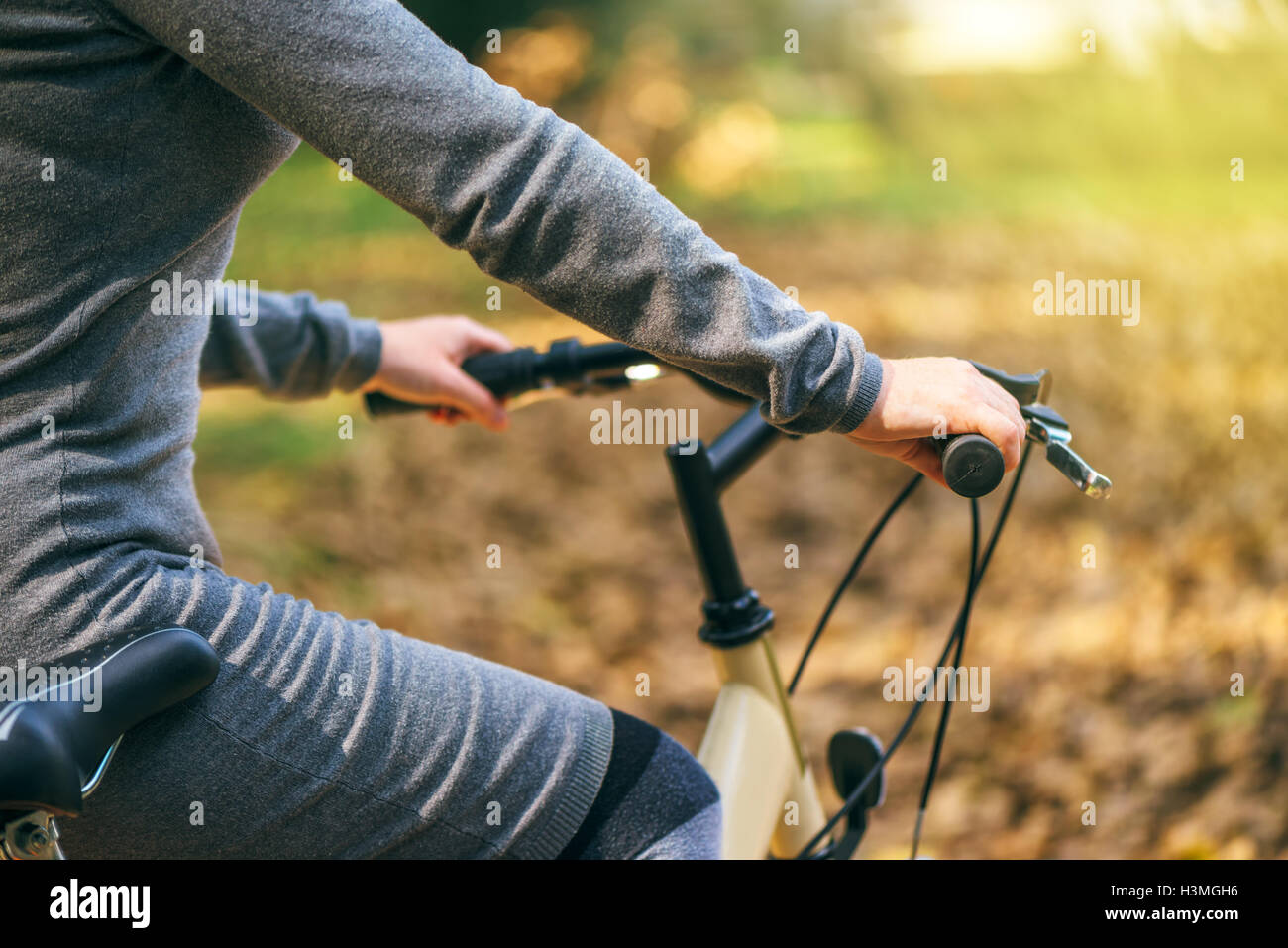 Unkenntlich attraktive junge Erwachsene Frau mit Vintage retro-Bike, Radfahren oder pendeln, ökologisches Verkehrskonzept. Stockfoto