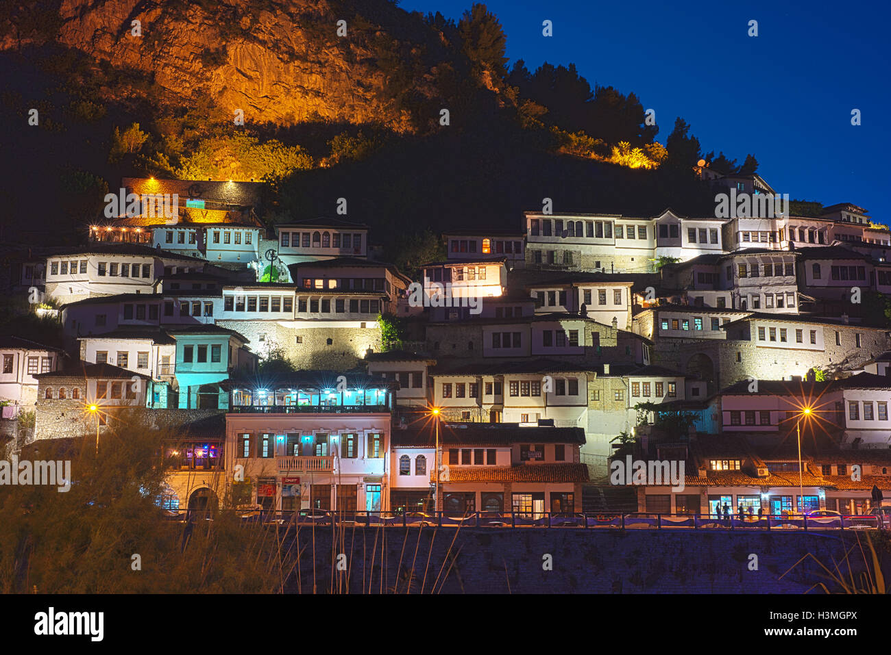 Osmanische Häuser im UNESCO-Welterbe Berat in der Abenddämmerung. Stockfoto