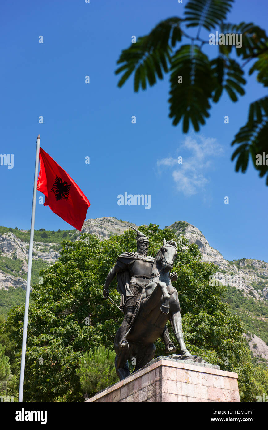 Albanische Flagge und Statue des Helden Skanderberg in Kruje. Stockfoto