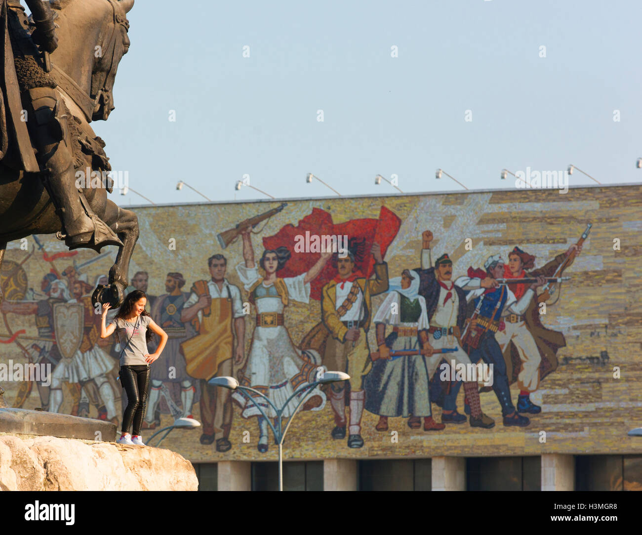Junge Frau posiert mit der Skanderberg-Denkmal in Tirana Skanderberg Square. Stockfoto