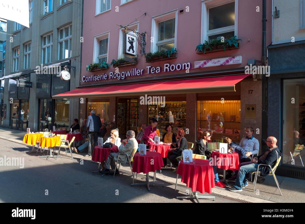 Leute sitzen außerhalb der Confiserie Roggwiller Tea Room in St. Gallen, Schweiz Stockfoto