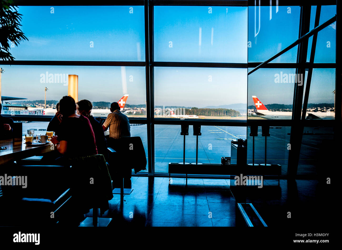 Hoher Kontrast Blick auf Zürich Flughafen terminal Café Fenster, Schweiz  Stockfotografie - Alamy