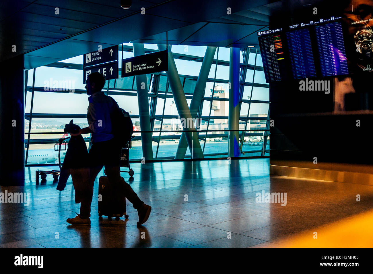 Kontrastreiche Ansicht von Zürich Flughafen terminal Geschäftsmann, Schweiz Stockfoto