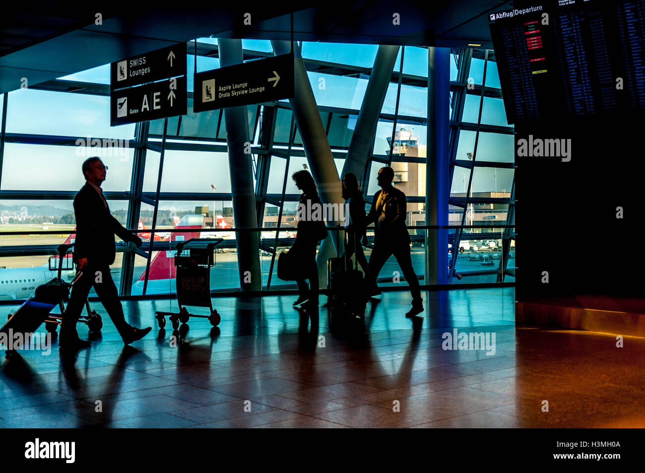 Kontrastreiche Ansicht von Zürich Flughafen terminal Passagiere, Schweiz Stockfoto