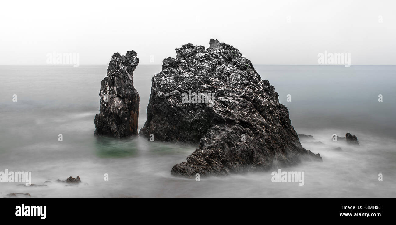 Ein Fels auf der Küste von Monterosso Al Mare an 5 Terre, Ligurien, Italien. Stockfoto