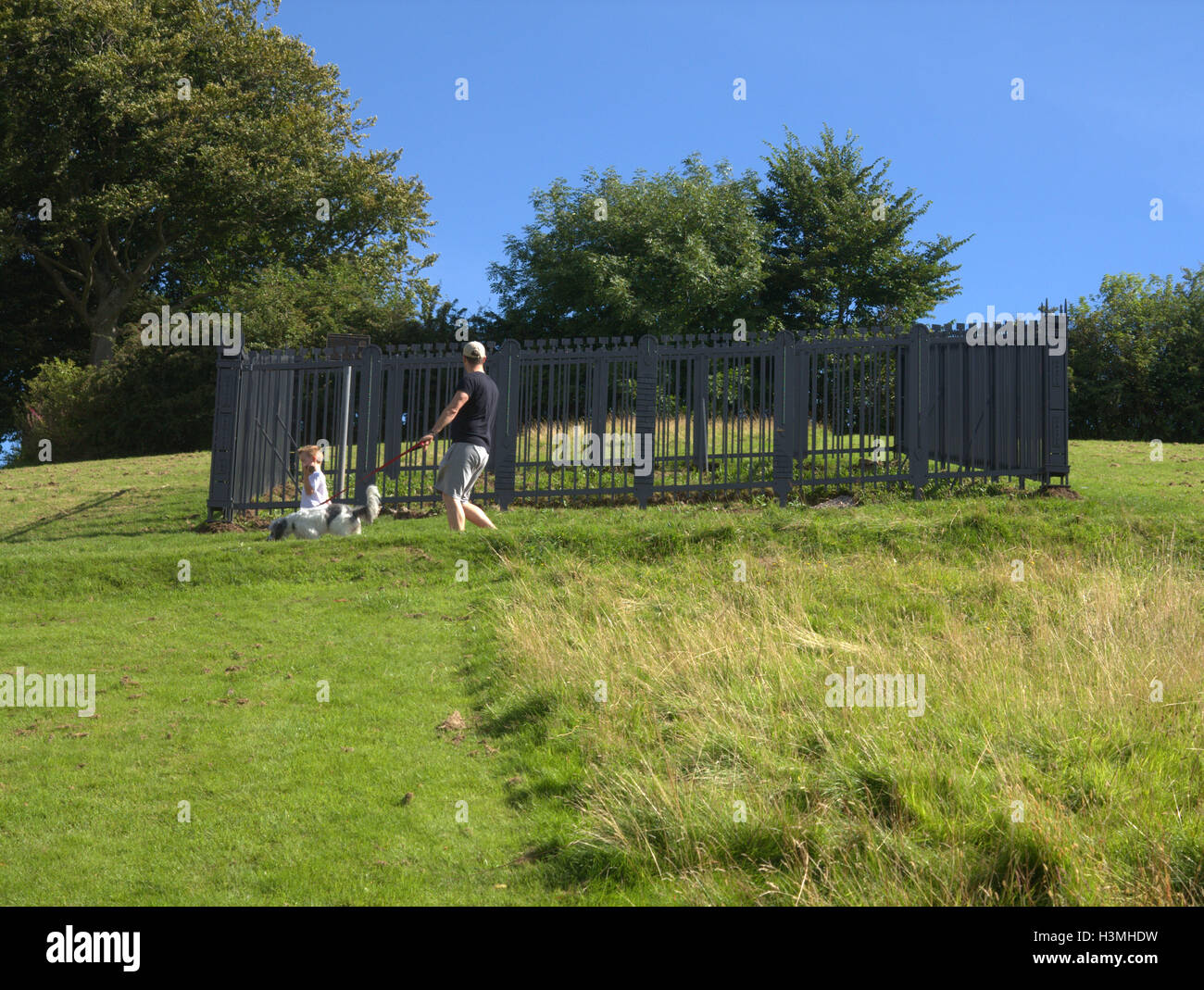 Erste sichtbare Überreste des Antoninuswalls aus dem Westen sind auf Duntocher in der Nähe von Clydebank außerhalb Glasgow ersichtlich. Stockfoto