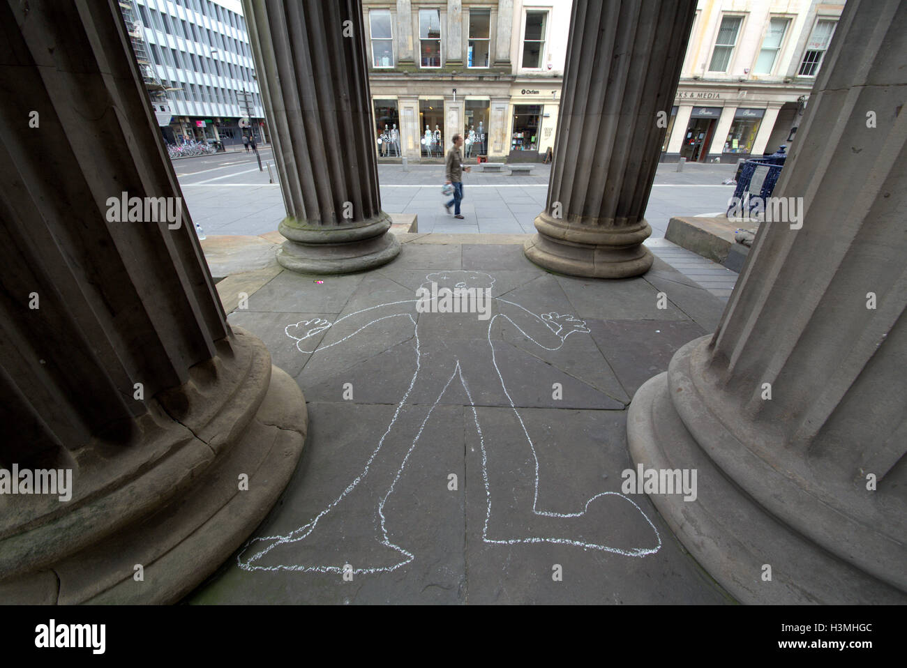 Glasgow Museum of Modern Art oder GOMA, die eine Parodie auf die Kunst von Vandalen die Sttatue von Wellington mit Kegel Kopf gemacht hat Stockfoto