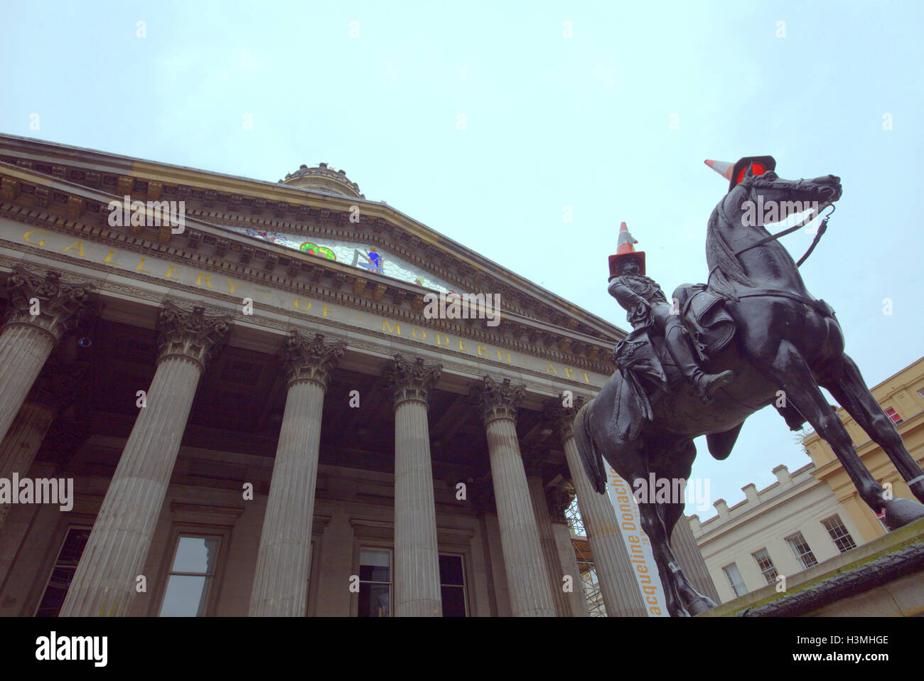 Glasgow Museum of Modern Art oder GOMA mit der berühmten Statue von Wellington mit Kegel Kopf Stockfoto