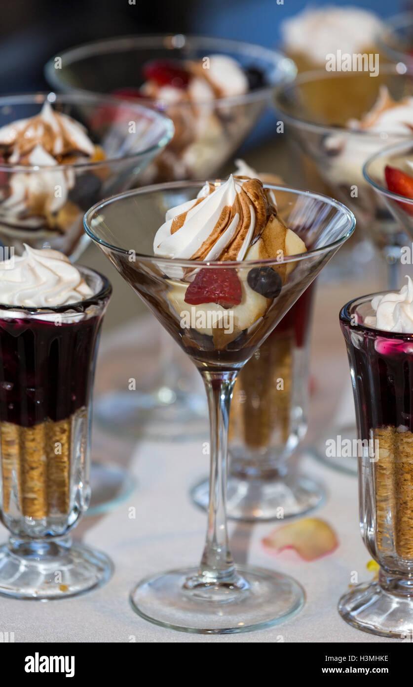 Köstliche Auswahl an Hochzeit Desserts auf einem Buffet-Tisch mit fruchtigen Meringues und Parfaits in elegante Gläser Stockfoto