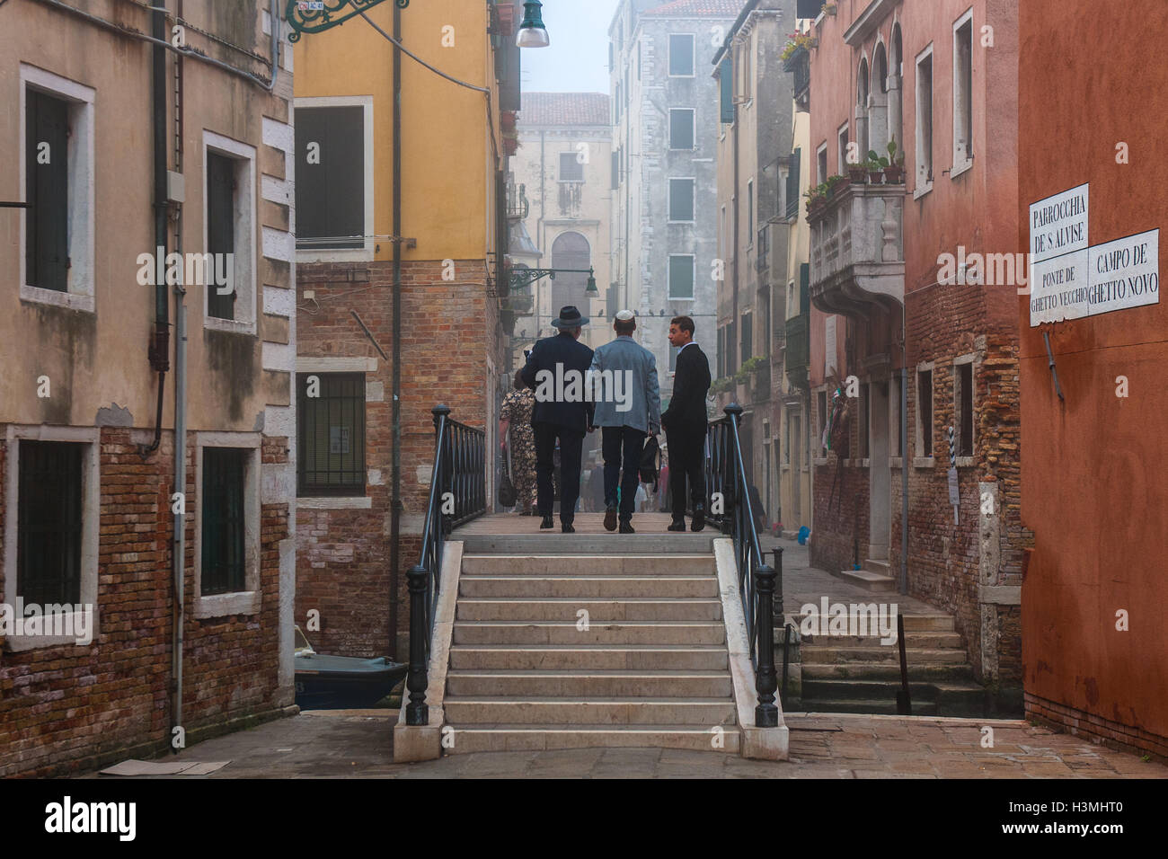 Jüdische Menschen überqueren Sie die Brücke zwischen dem alten und dem neuen Ghetto in Venedig. Stockfoto