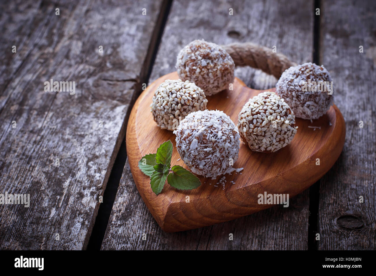 Vegane Süßigkeiten c mit getrockneten Früchten und Kokosnuss. Selektiven Fokus Stockfoto
